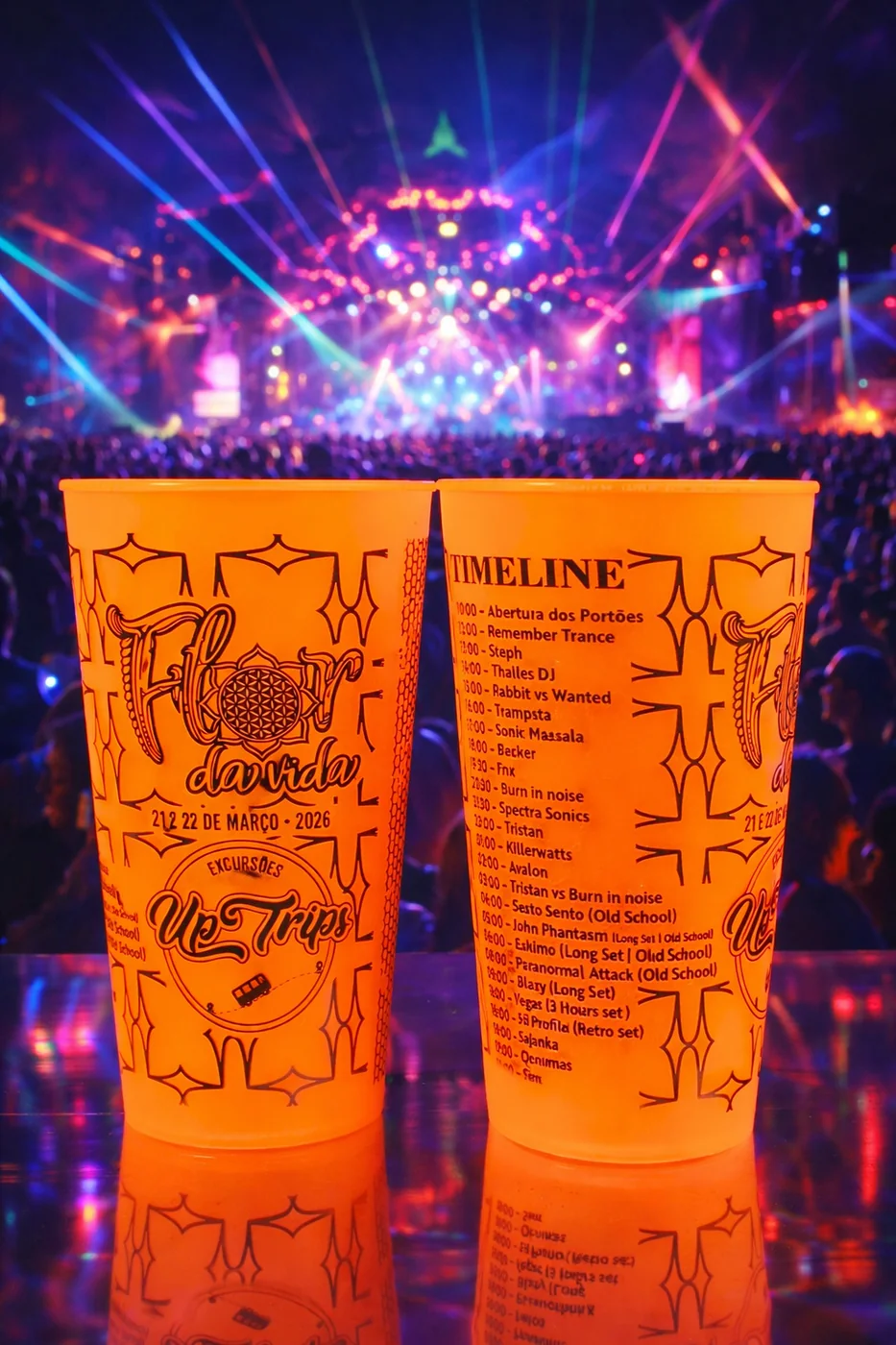 Copos personalizados em evento noturno