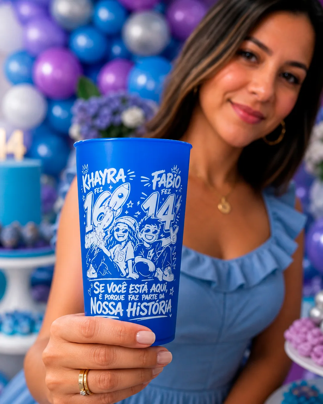 Copo azul personalizado em uma festa de aniversário